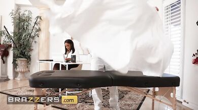 Sexy byznysmenka August Skye si užila naolejovanú masáž s drsným koncom