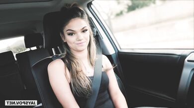 Nadržaná Athena Faris rajtuje na káre v obrátenej kovbojke až do vystriekania