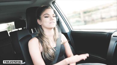 Nadržaná Athena Faris rajtuje na káre v obrátenej kovbojke až do vystriekania