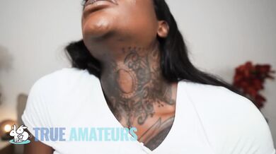 Zkušená MILFka Josy Black miluje hluboký kouření a mrdání s nohama za ušima