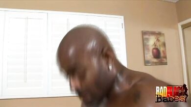 Černoška Belle Envy nenasýtne fajčí kár a potom si ho nechá vraziť do kundy