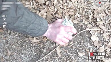 Nadržená holka si nechala strčit mobil přímo do své mokré kundy