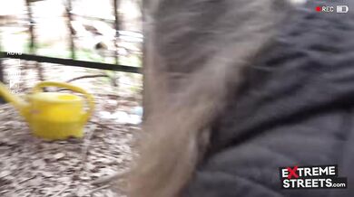 Nadržená holka si nechala strčit mobil přímo do své mokré kundy