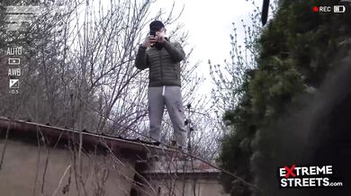 Nadržená holka si nechala strčit mobil přímo do své mokré kundy