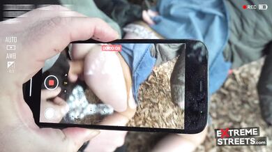 Nadržená holka si nechala strčit mobil přímo do své mokré kundy