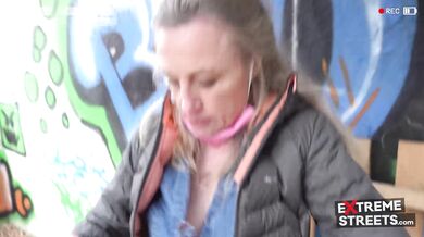 Nadržená holka si nechala strčit mobil přímo do své mokré kundy