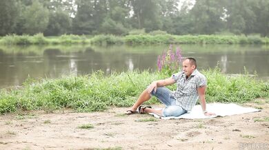 Sexy bruneta Viktoria Sweet nenasytně kouří obří péro venku v přírodě