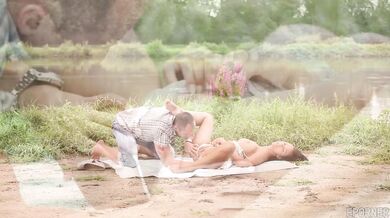 Sexy bruneta Viktoria Sweet nenasytně kouří obří péro venku v přírodě