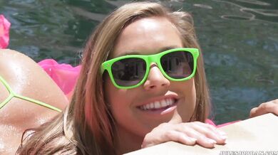 Prsatá blondínka Kennedy Leigh si nechala poriadne pretiahnuť kundu veľkým károm