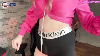 Deylamoon bekommt live im Stream einen harten Deepthroat und einen Footjob von einem Streamer mit großem Schwanz