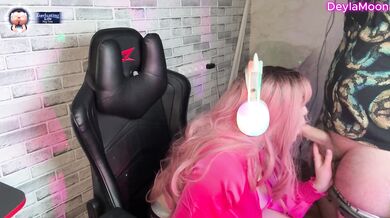 Deylamoon bekommt live im Stream einen harten Deepthroat und einen Footjob von einem Streamer mit großem Schwanz