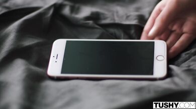 Drobná blondýnka se nechala vymrdat do zadku