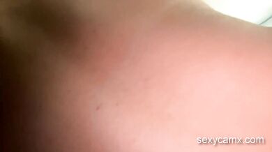 Brunetka v aute vyfajčila čierny čurák a potom na ňom rajtovala