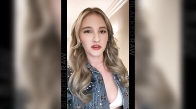 Nevinná Della Cate vyměnila kluka za tajné rande s obřím černým čurákem