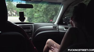 Sleduj túto dylinu ako si to rozdala s cudzincom priamo v aute