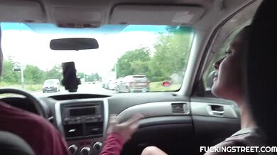 Sleduj túto dylinu ako si to rozdala s cudzincom priamo v aute