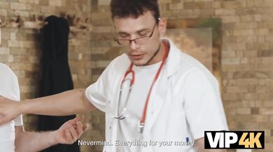 Brunetka s veľkými kozami si užíva hračky u doktora Kinkermana