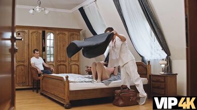 Brunetka s veľkými kozami si užíva hračky u doktora Kinkermana