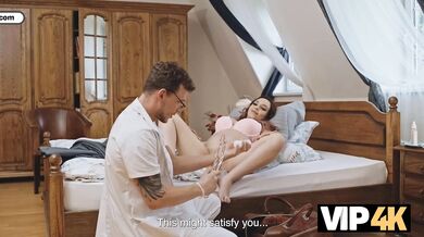 Brunetka s veľkými kozami si užíva hračky u doktora Kinkermana