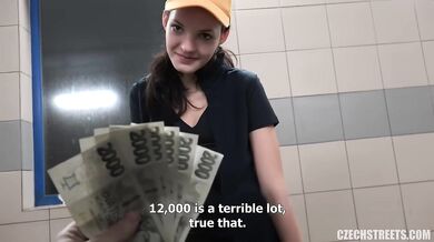 Táto drobná česká kráska to dostala natvrdo priamo vonku