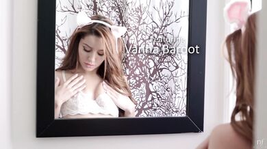 Žhavá trojka, kde sa prsatá brunetka a blondínka delia o jedno káro