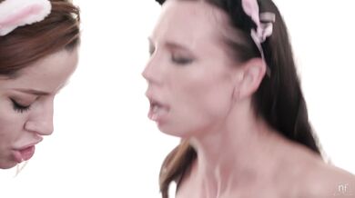 Žhavá trojka, kde sa prsatá brunetka a blondínka delia o jedno káro