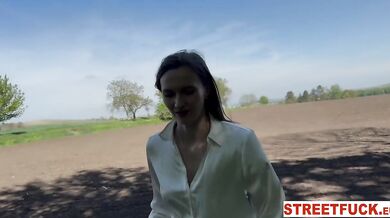Stacy Cruz dostala v lese pořádnou nálož přímo do kundy