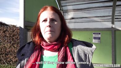 Zmrskaná Lucie MILF si to nechala nadoraz nasádzať do kundy v buse
