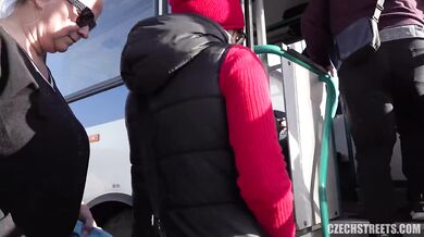 Zmrskaná Lucie MILF si to nechala nadoraz nasádzať do kundy v buse