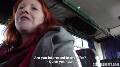 Zmrskaná Lucie MILF si to nechala nadoraz nasádzať do kundy v buse