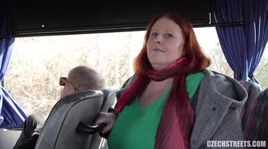 Zmrskaná Lucie MILF si to nechala nadoraz nasádzať do kundy v buse