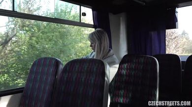 Zmrskaná Lucie MILF si to nechala nadoraz nasádzať do kundy v buse