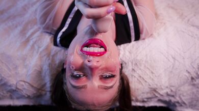 Scarlet Chase schytala masívnu nálož mrdky priamo na ksicht