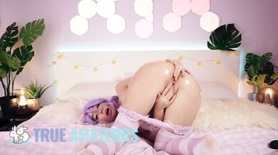 Fialovlasá Alice Bong predvádza totálne psycho nárez v sóle