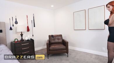 Místo šéfování bere Abigaiil poctivý pounding do svý nenasytný píči