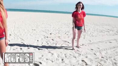 Dee Dee a Marina si nadoraz prstujú kundy v drsnom šukaní pred kamerou