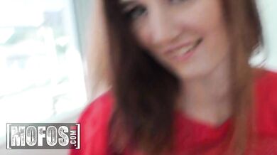 Dee Dee a Marina si nadoraz prstujú kundy v drsnom šukaní pred kamerou