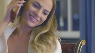 Sydney Cole poctivo fajčí obrí čierny penis a nechá si vymrdať kundu