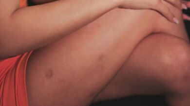 Sydney Cole poctivo fajčí obrí čierny penis a nechá si vymrdať kundu