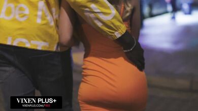 Sydney Cole poctivo fajčí obrí čierny penis a nechá si vymrdať kundu