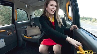 Drsné mrdanie bez kondómu a mrdka tečúca z jej piče