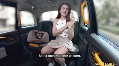 Drsné mrdanie bez kondómu a mrdka tečúca z jej piče