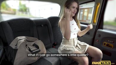 Drsné mrdanie bez kondómu a mrdka tečúca z jej piče