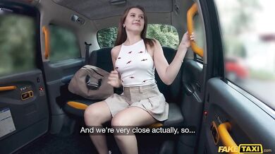 Drsné mrdanie bez kondómu a mrdka tečúca z jej piče