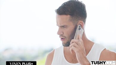 Drsná dvojitá penetrácia, ktorú si Haley Spades a Parker Ambrose užívajú naplno