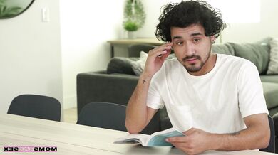 Aiden Ashley si nechá vymrdat kundu od nevlastního syna