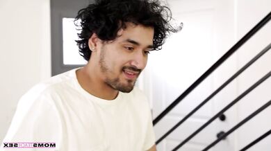 Aiden Ashley si nechá vymrdat kundu od nevlastního syna